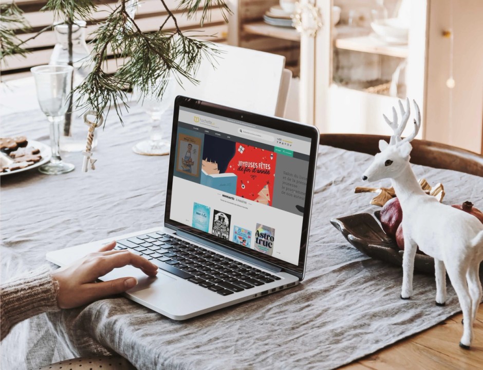 Site internet d’Hachette aux couleurs de Noël sur un ordinateur portable