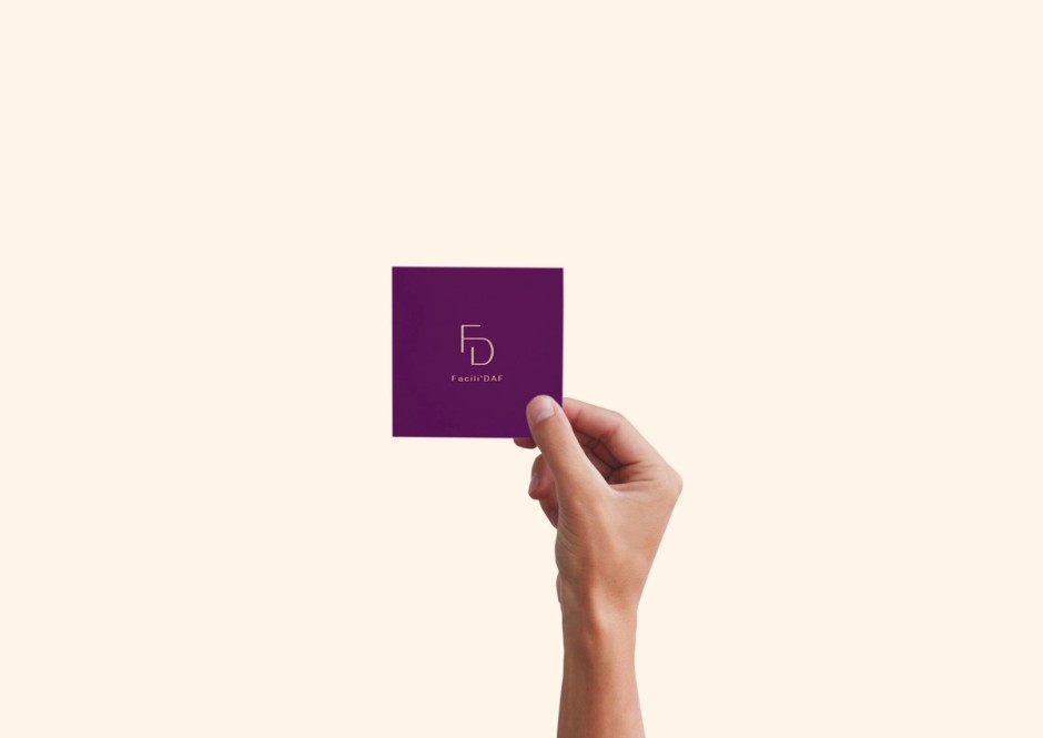 Carte carrée au monogramme Facili’DAF tenue à la main