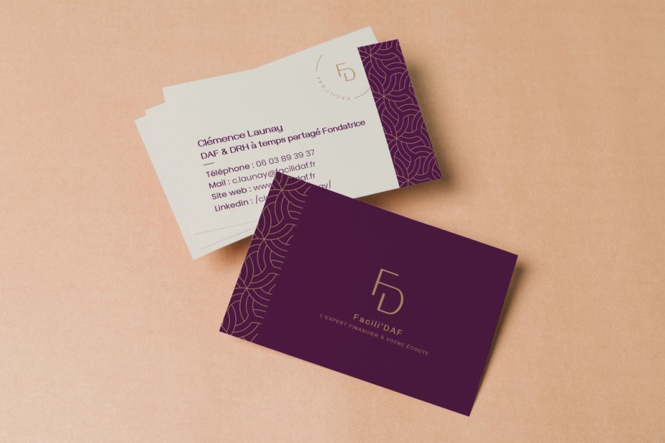 Cartes de visite Facili’DAF au monogramme doré sur fond beige
