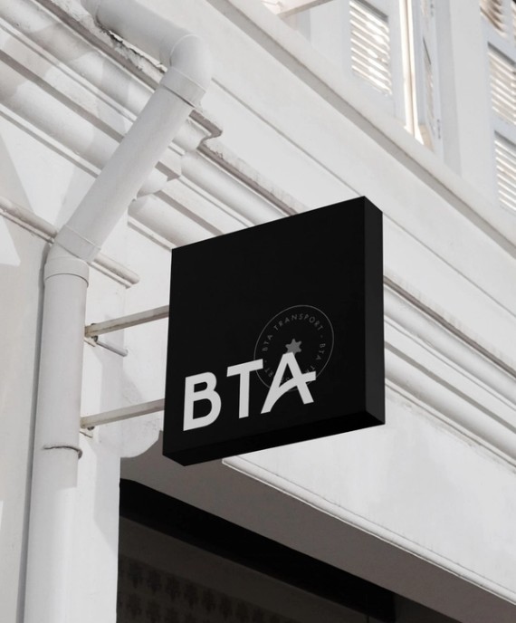 Enseigne drapeau au logotype BTA sur une façade blanche