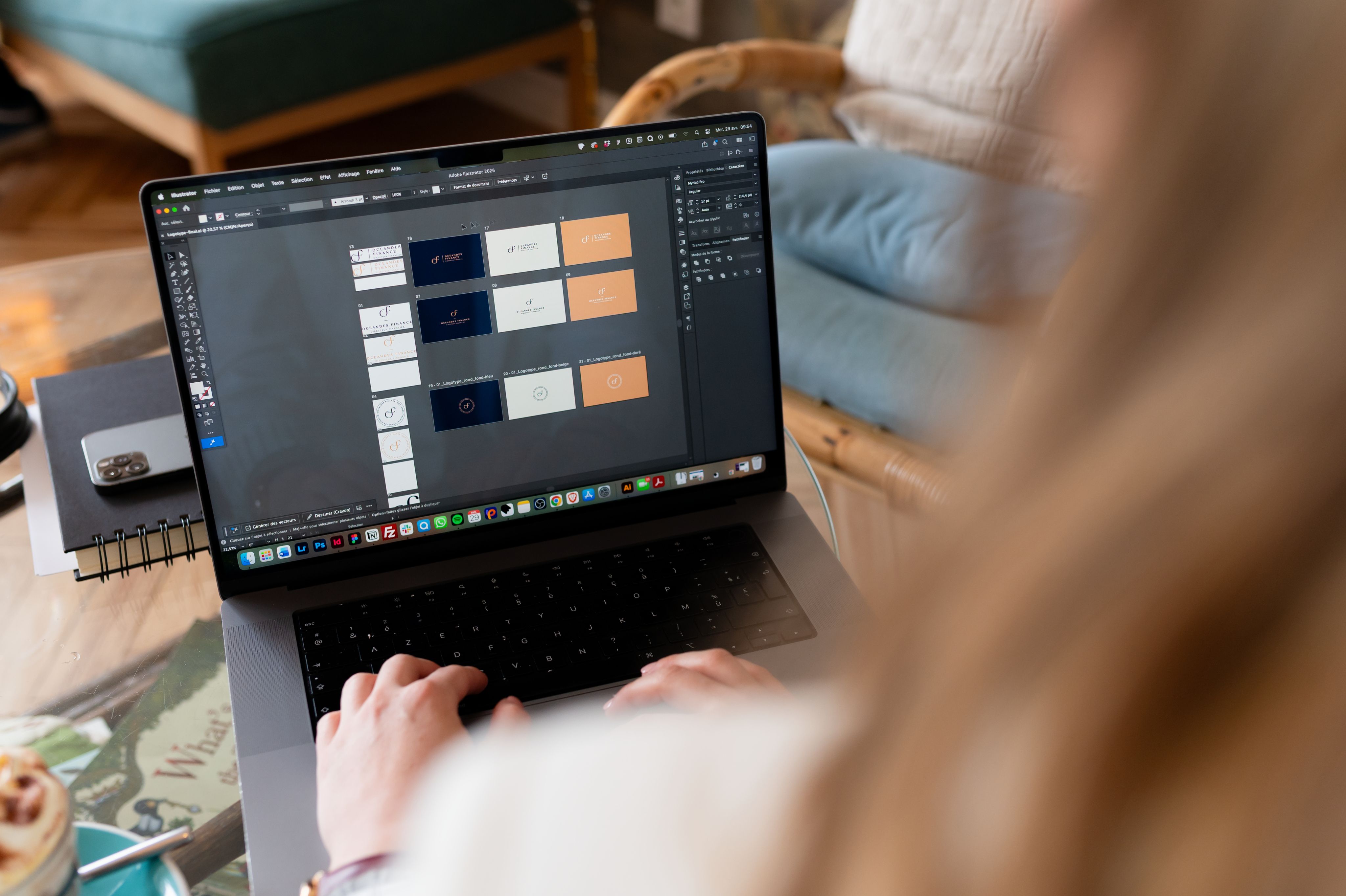 Logiciel de création graphique ouvert sur un ordinateur portable