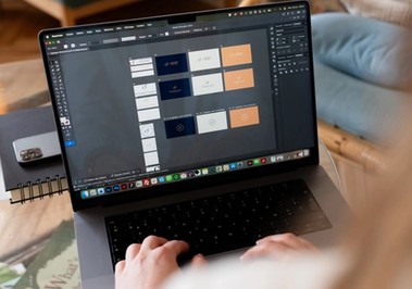 Logiciel de création graphique ouvert sur un ordinateur portable