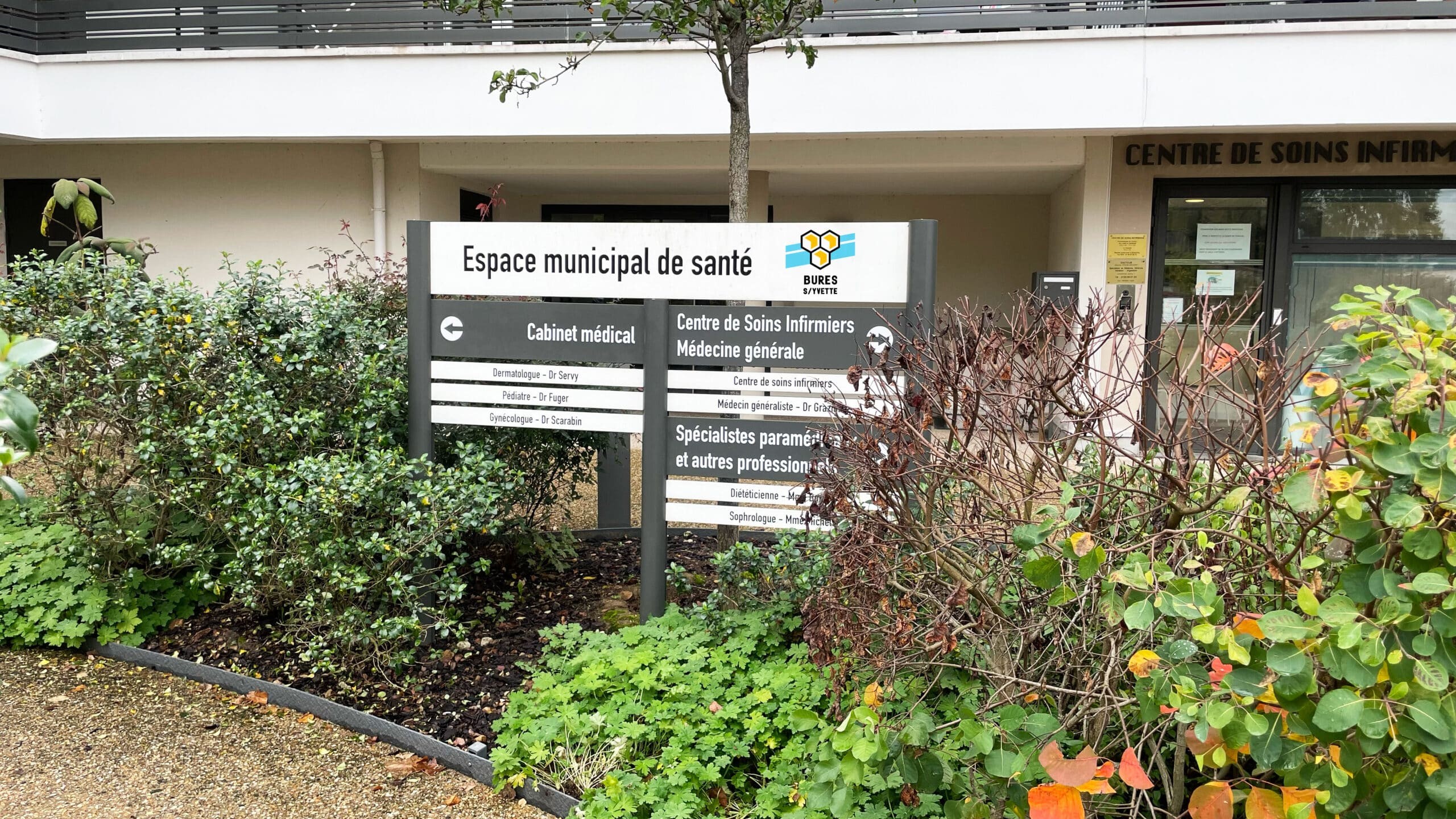 panneau dans la ville avec le logotype "Bures-sur-yvette"