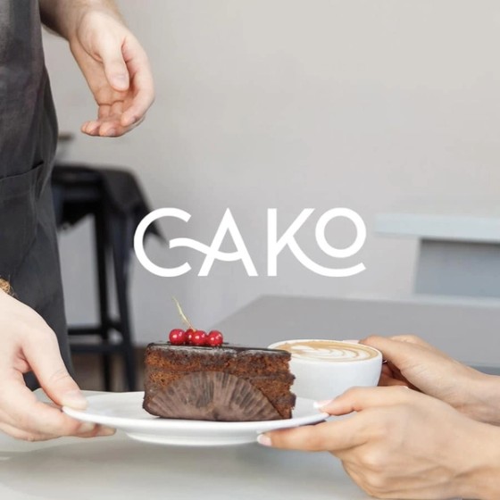 Logo Cako sur une photo de part de gâteau au chocolat servie