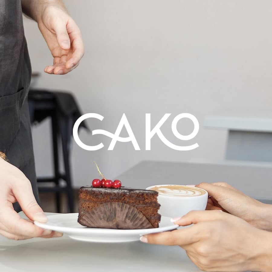 Logo Cako sur une photo de part de gâteau au chocolat servie