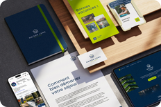 Carnet, plaquette et écrans d'une identité visuelle bleu et vert