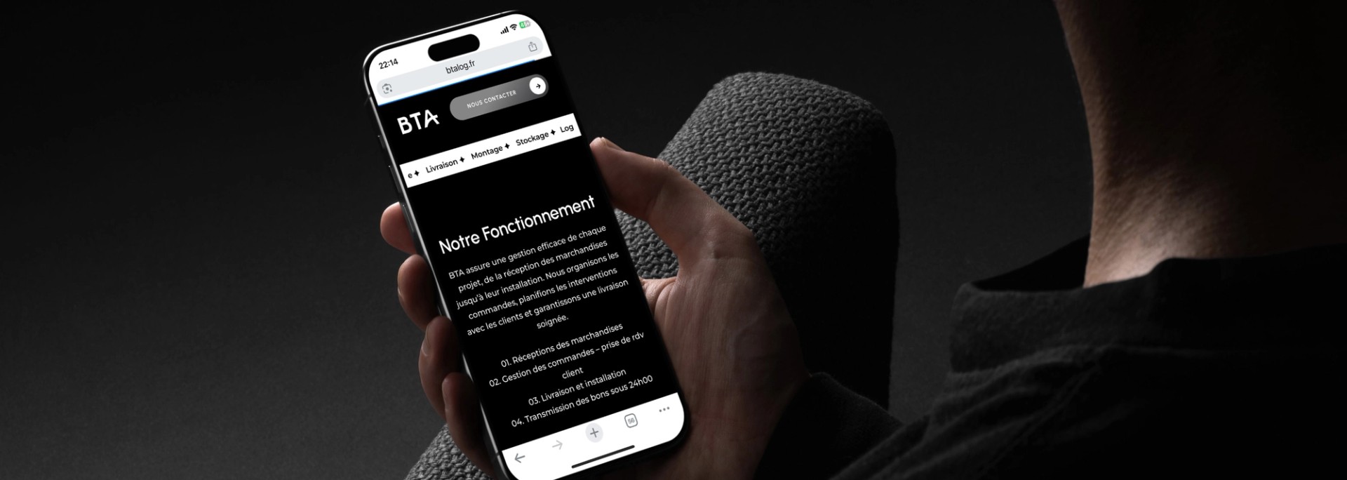 Site internet de BTA affiché sur un téléphone tenu en main