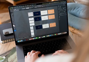 Planches de déclinaisons d'un logo ouvertes dans un logiciel de création