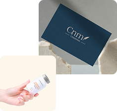 Carte de visite bleue Cnm Coaching et flacon tenu en main