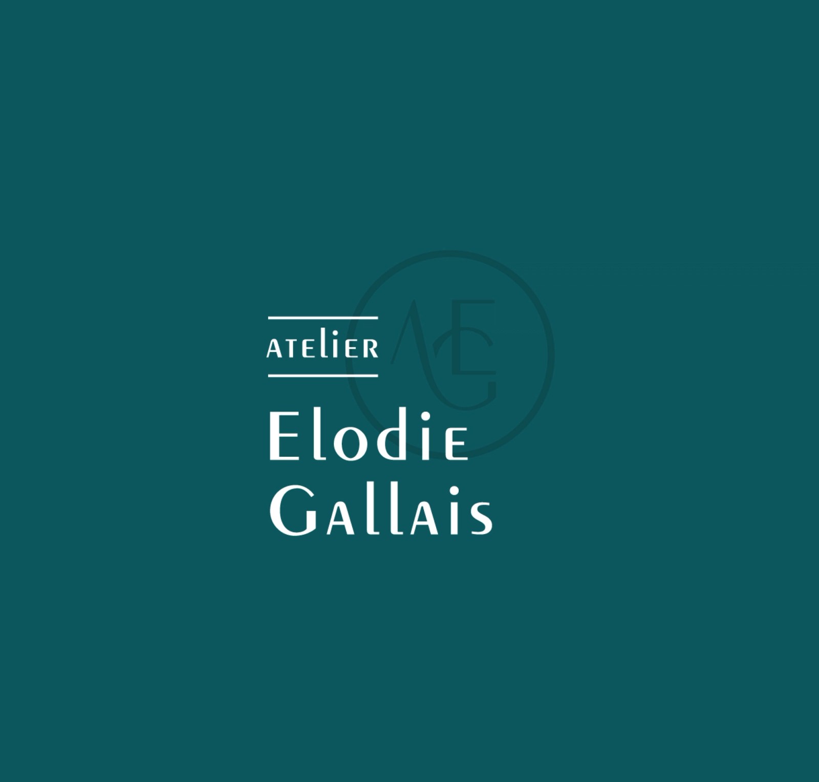 Logo Atelier Elodie Gallais en blanc sur fond bleu canard