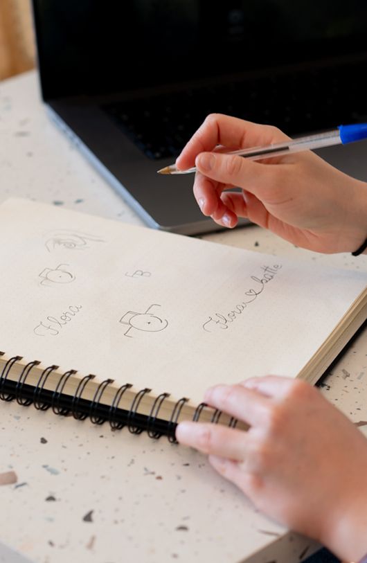 Croquis de logo dessinés à la main dans un carnet