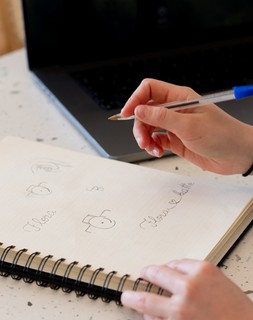 Croquis de logo dessinés à la main dans un carnet