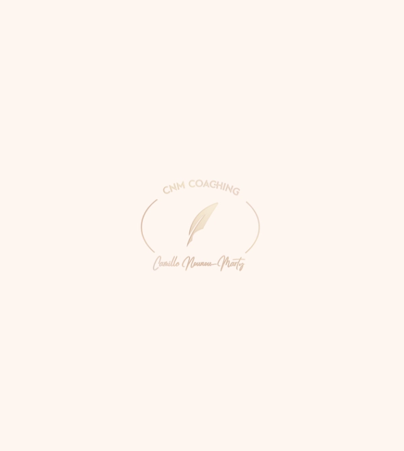 Logotype secondaire ovale de CNM Coaching, avec la plume et la signature de Camille