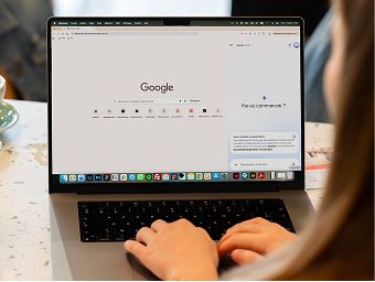 Ordinateur en train de faire une recherche Google et une recherche sur un moteur de recherche IA