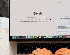 Ordinateur en train de faire une recherche Google et une recherche sur un moteur de recherche IA