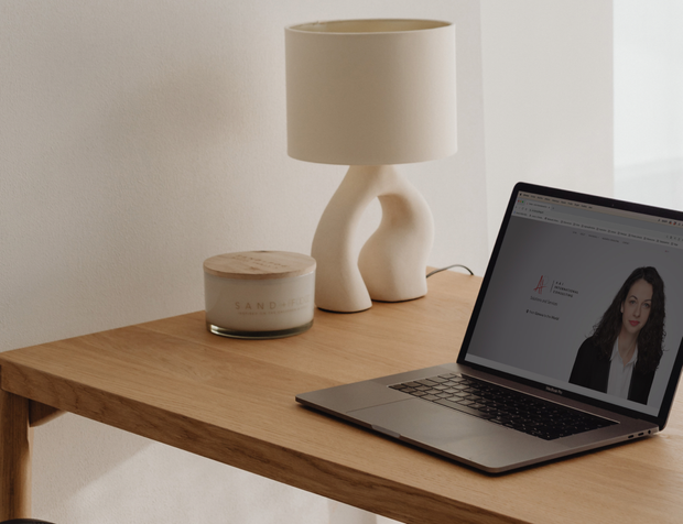 Site d'AI International ouvert sur un ordinateur portable