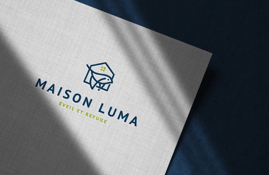 Logo Maison Luma imprimé sur une carte en papier texturé