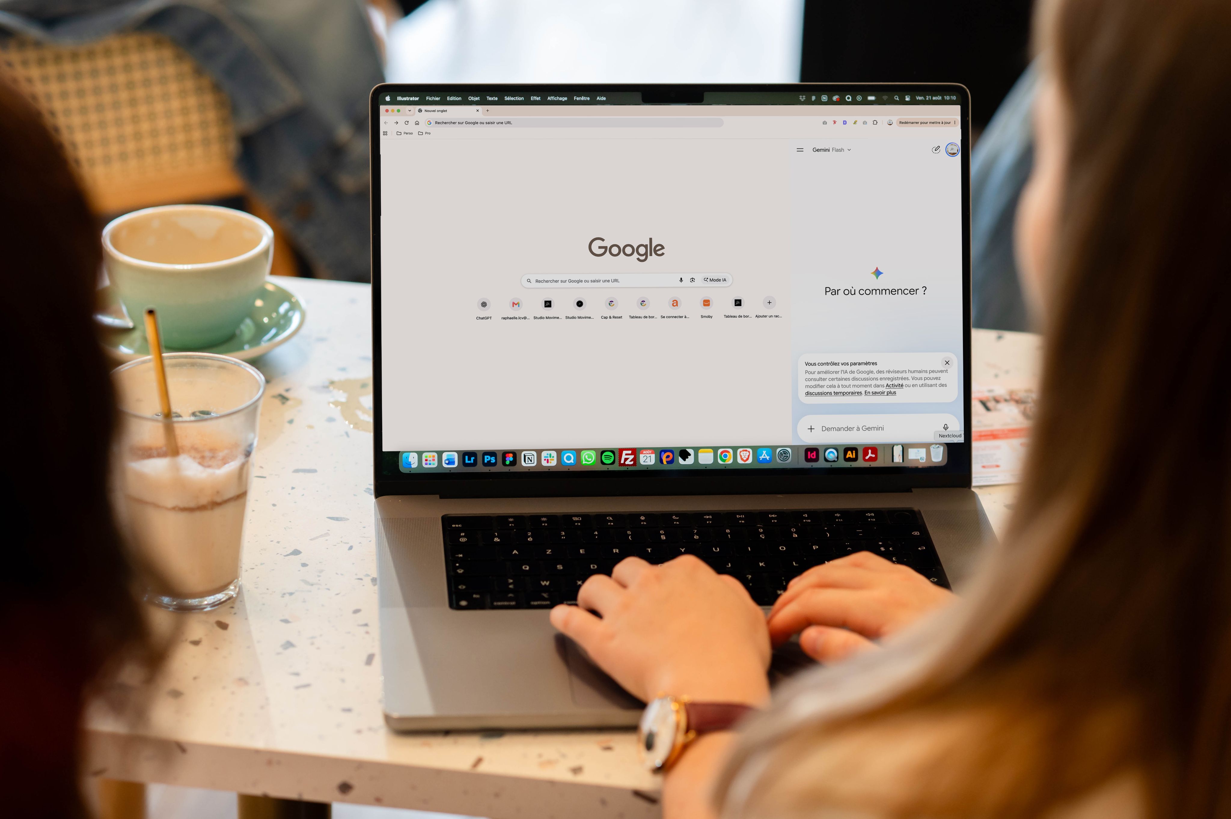 Ordinateur en train de faire une recherche Google et une recherche sur un moteur de recherche IA