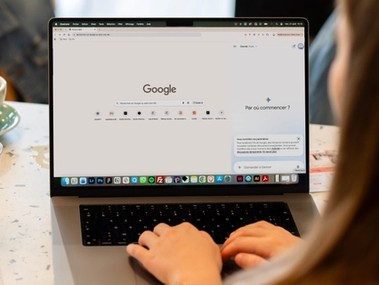 Ordinateur en train de faire une recherche Google et une recherche sur un moteur de recherche IA