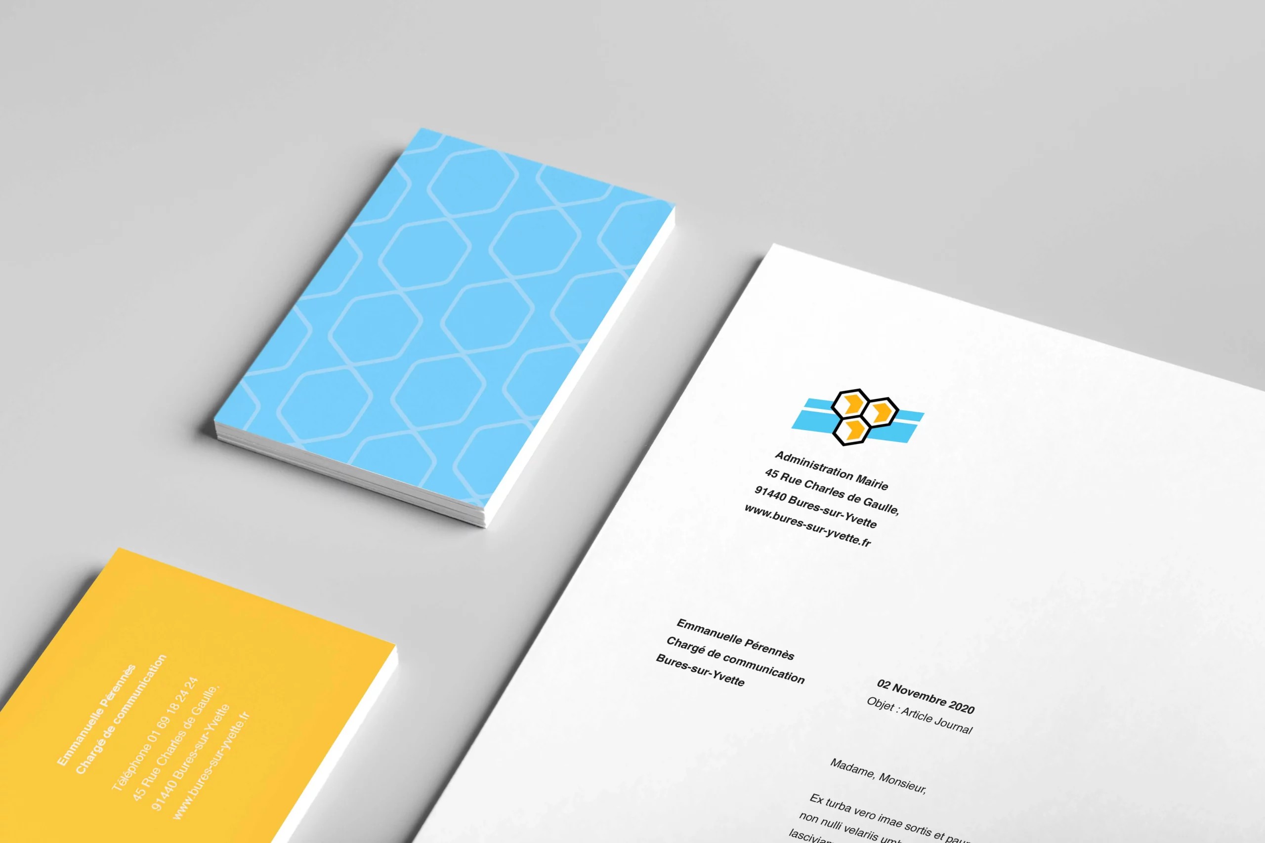 Les cartes de visite bleu et orange de la ville avec un document A4 de la ville où l'on voit l'entête personnalisé à l'image de marque