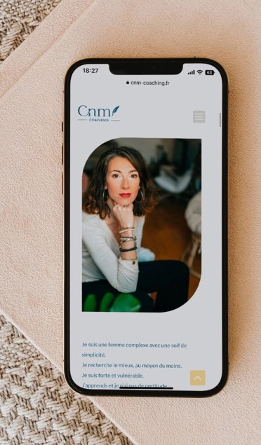 Site de CNM Coaching affiché sur un téléphone