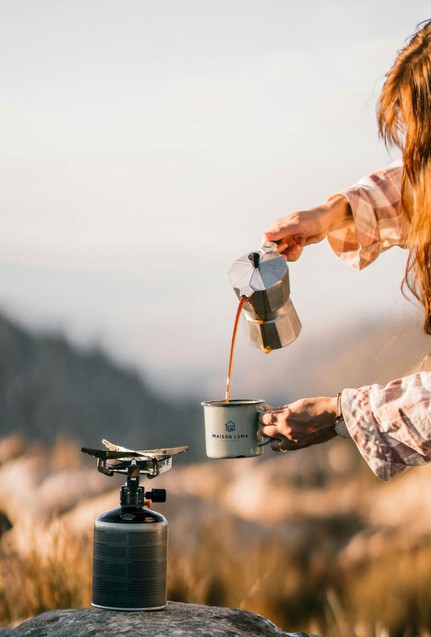 Tasse Maison Luma au café, en plein air