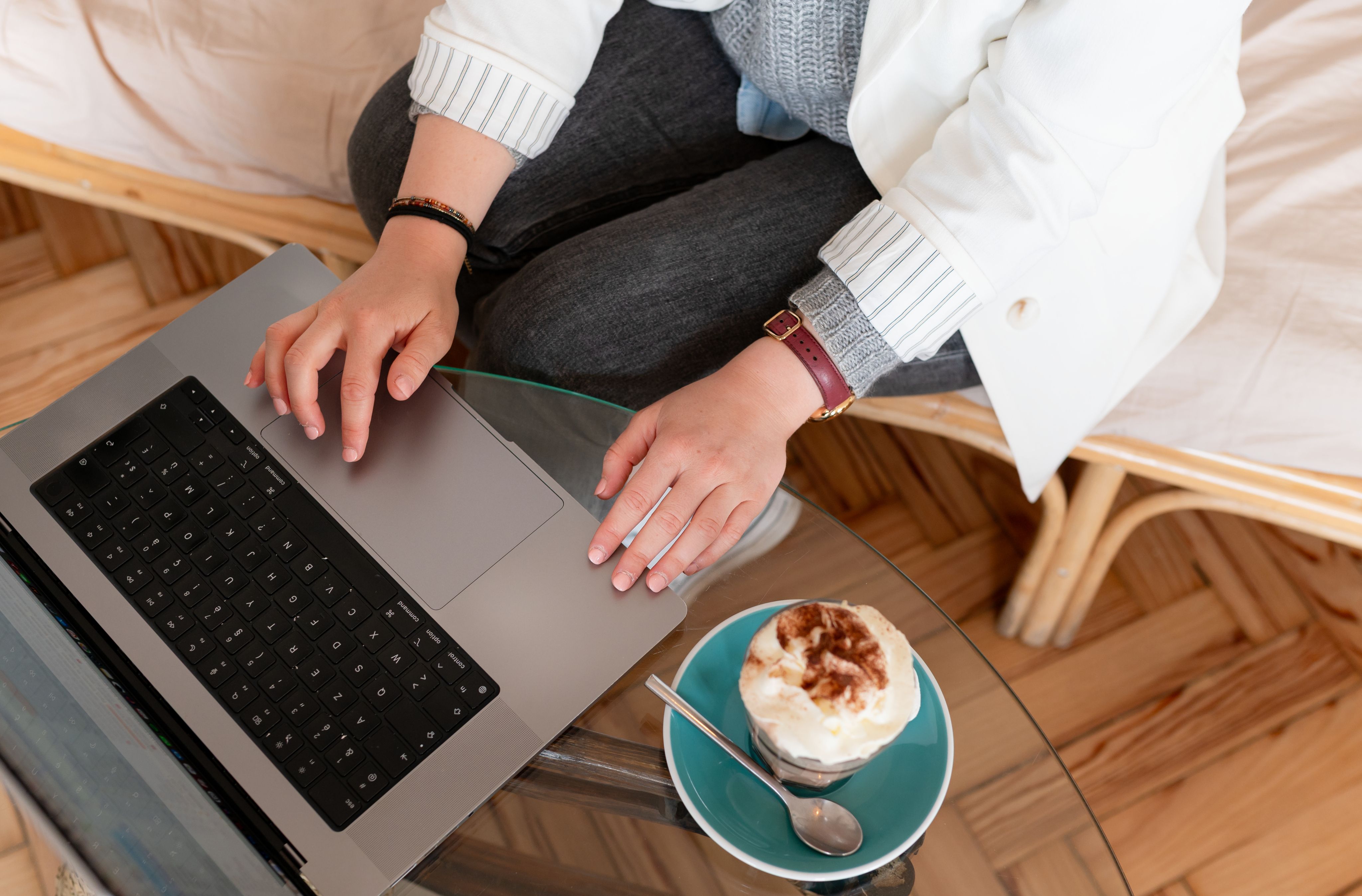 Travail sur ordinateur portable avec un café
