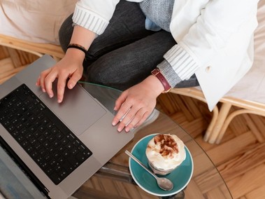 Travail sur ordinateur portable avec un café