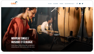 Page d'accueil d'un site de musique, musiciens sur scène