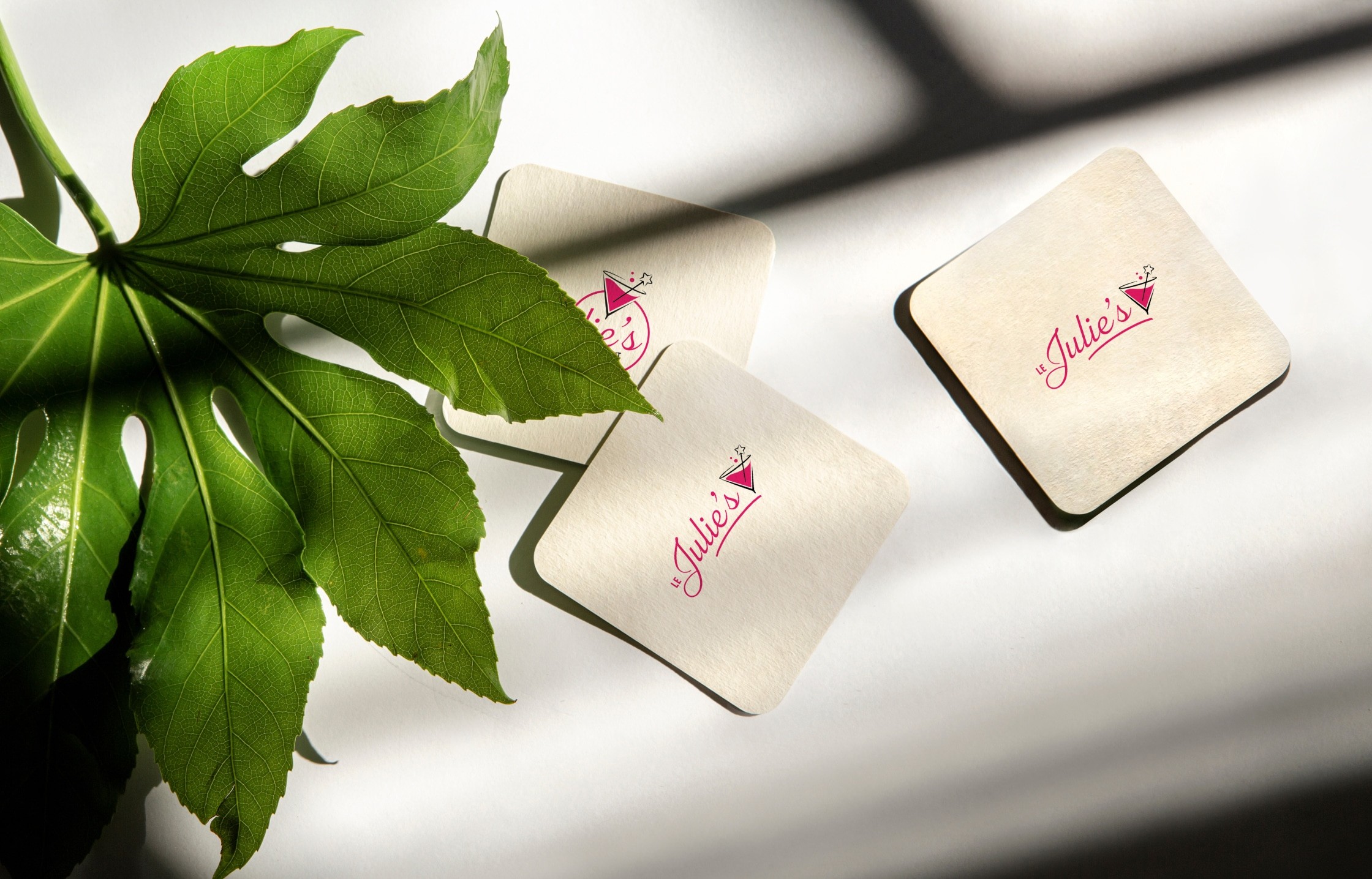 Porte-verres avec logotype rose "Le Julie's"