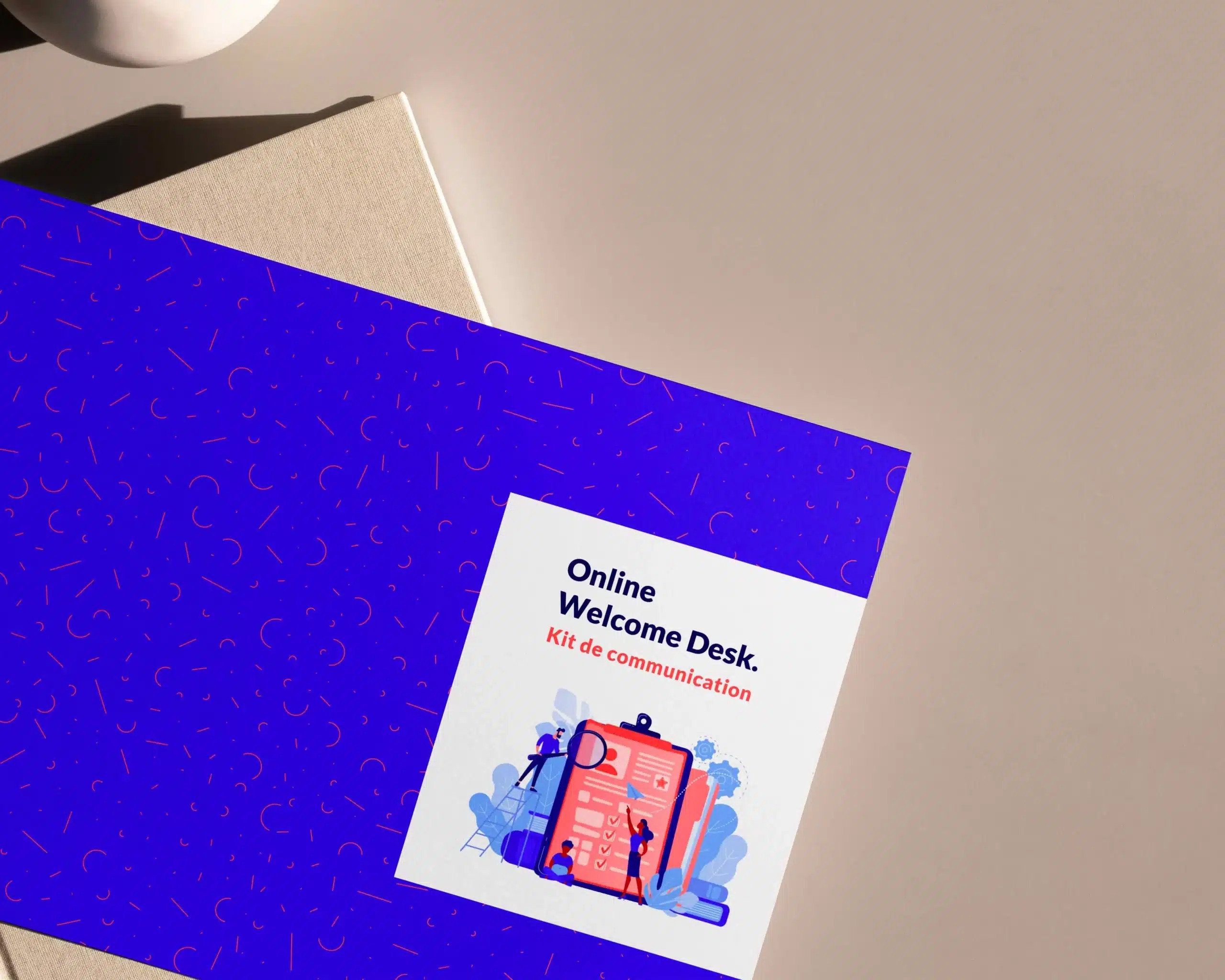 Planche A4 bleu avec une illustration rose et bleu qui présente l'outil Online Welcome Desk