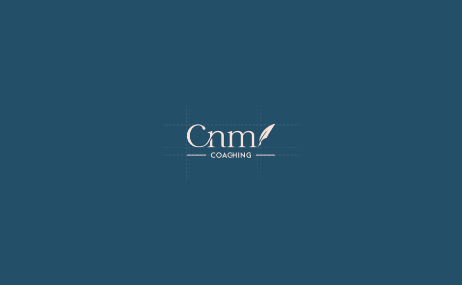Logotype de CNM Coaching, initiales manuscrites et plume, en crème sur fond bleu