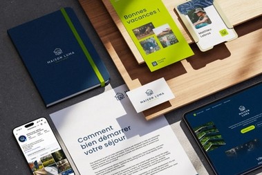 Supports de communication imprimés et numériques d'une même marque