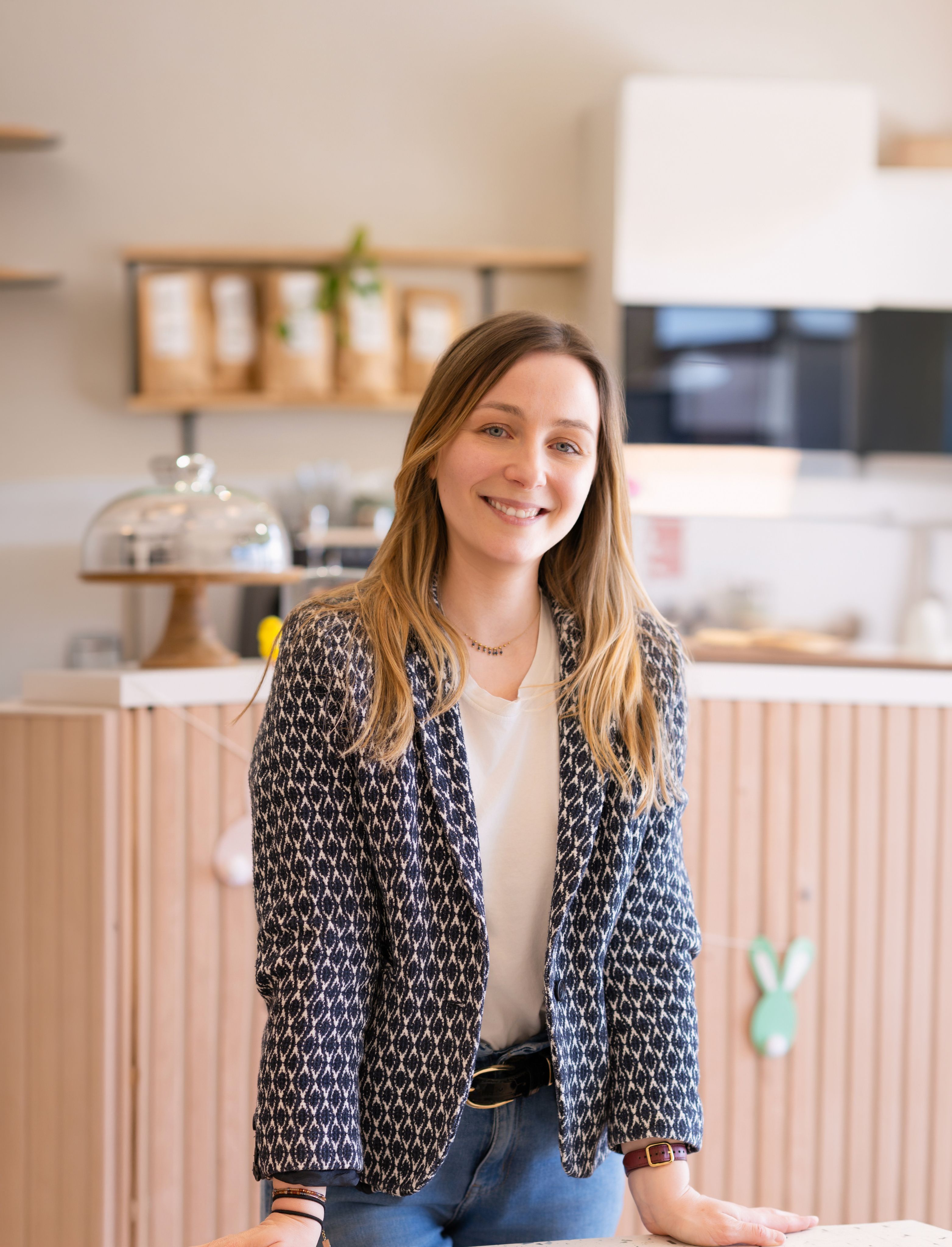 Raphaëlle, graphiste et webdesigner, souriante dans un café