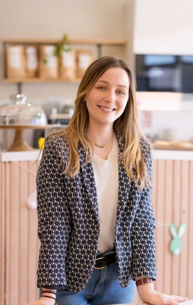 Raphaëlle, graphiste et webdesigner, souriante dans un café