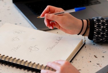 Création de logo au crayon dans un carnet