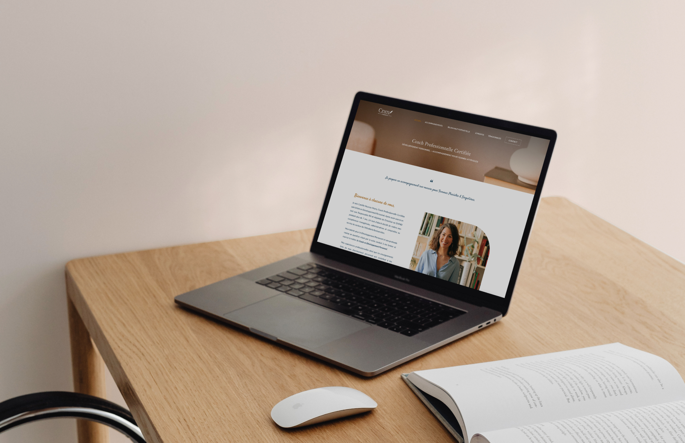Site internet ouvert sur un ordinateur portable, sur un bureau en bois