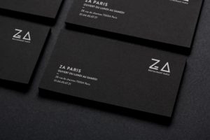 Photo de quatres cartes de visite noir Za Paris sur fond noir