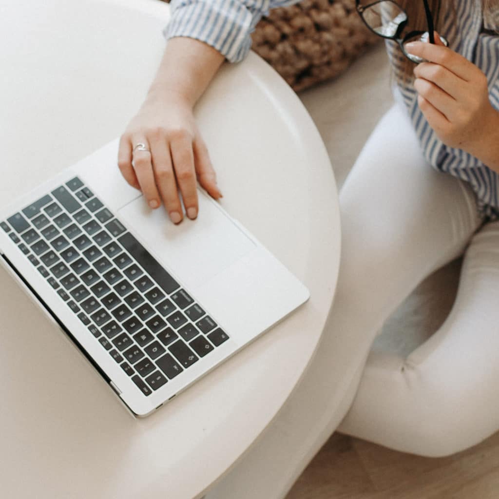 Webdesign femme qui travaille