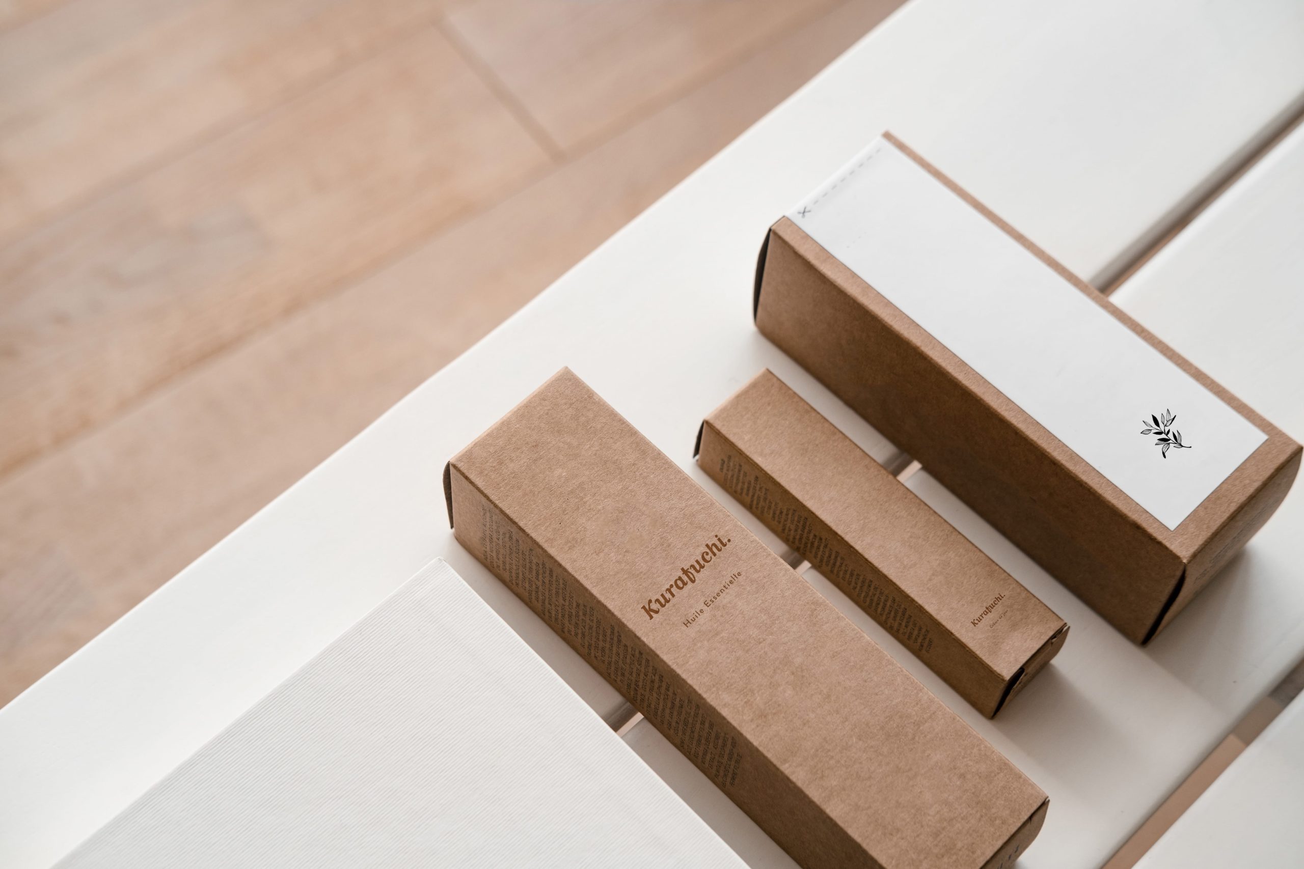 Packaging de la marque Kurafuchi en kraft blanc et marron