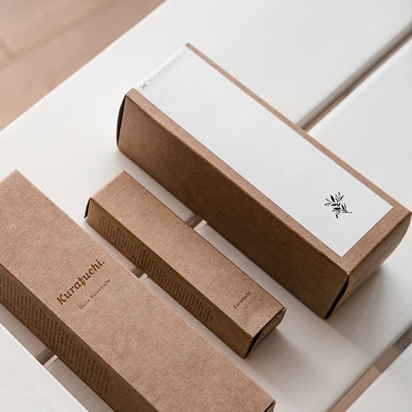 Packaging de la marque Kurafuchi en kraft et en blanc avec un zoom sur le détail de la fleur