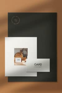 design de trois documents réalisé pour le restaurant cako posé sur un fond marron
