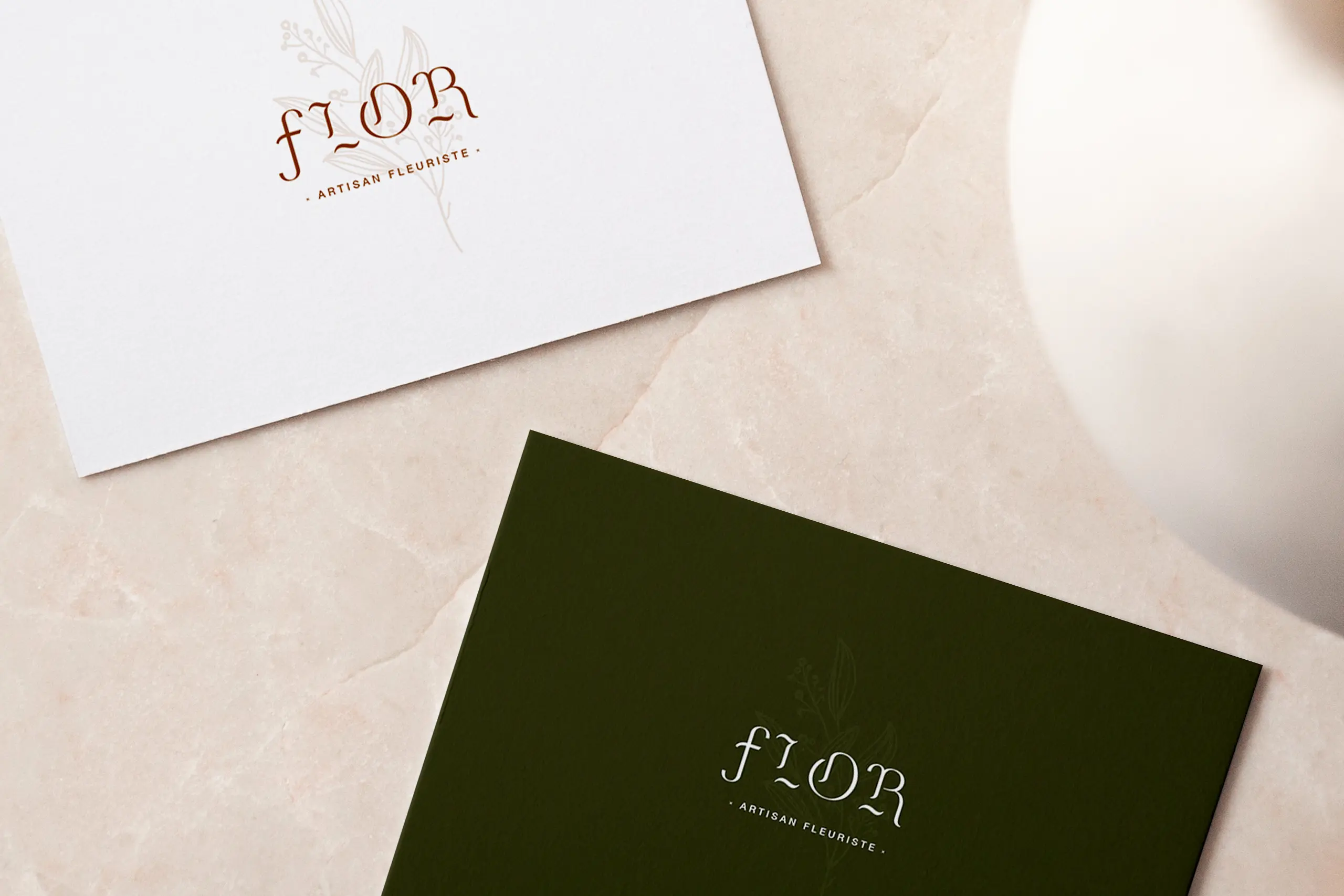 Visuel avec les deux cartes de visite du fleuriste Flor. Une carte est blanche avec le logo en beige et l'autre et verte avec le logo en blanc