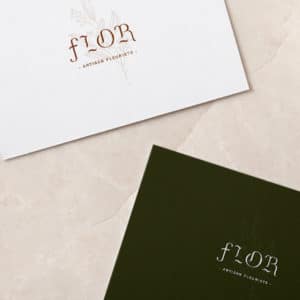 Visuel avec les deux cartes de visite du fleuriste Flor. Une carte est blanche avec le logo en beige et l'autre et verte avec le logo en blanc