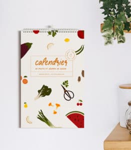couverture générale du calendrier de fruits et légumes accrochée sur le mur d'une cuisine