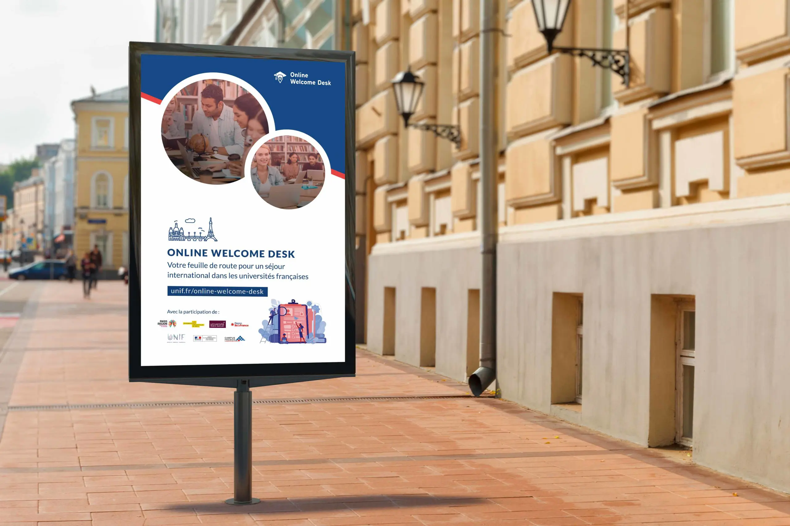 Panneau publicitaire avec une affiche de communication pour mettre en avant la plateforme Online Welcome Desk. Affiche avec des photos rondes et un bandeau bleu.