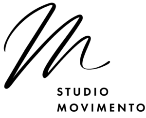 Logo noir avec un grand M et l’écriture "Studio Movimento" écrit en rond sur le côté droit