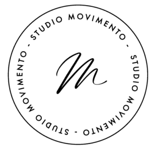 Logo noir rond avec un grand M au centre et l'intitulé "Studio Movimento" écrit autour de la lettre M en rond