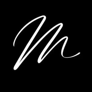 Lettre "M" en blanc du logotype du studio movimento sur fond noir