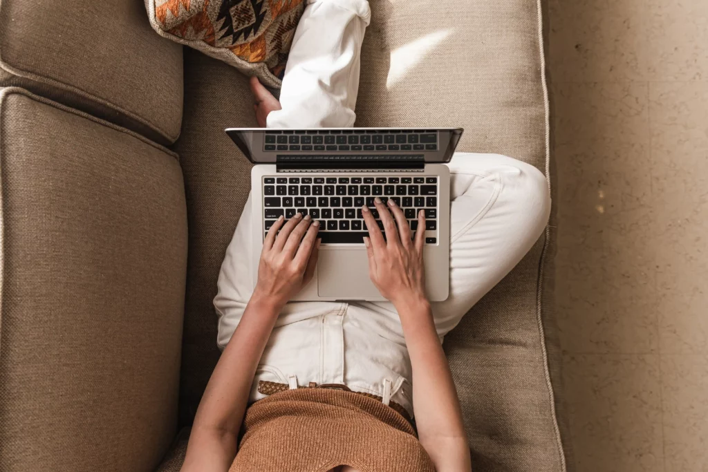 femme en train d'écrire sur le clavier d'un ordinateur portable